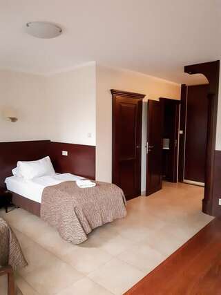 Отели типа «постель и завтрак» Akme Villa Гданьск Двухместный номер с 1 кроватью или 2 отдельными кроватями и дополнительной кроватью-1